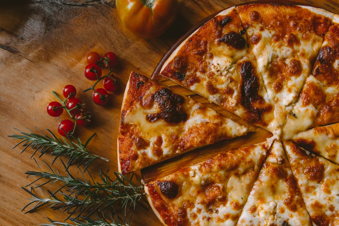 Pizza serowa prosto z pieca